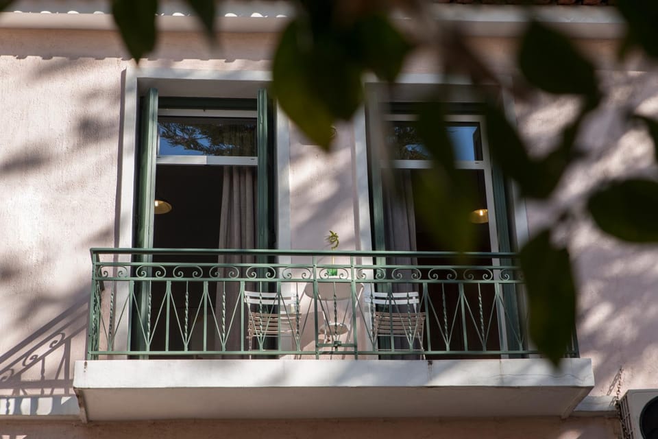 Property building, Day, Balcony/Terrace