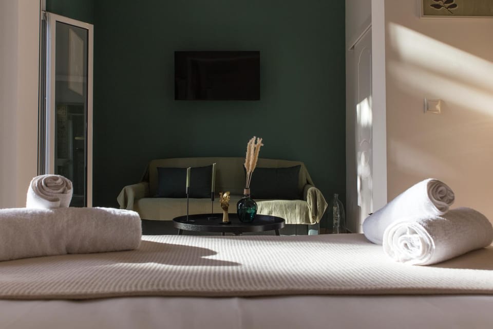 Bed, TV and multimedia, Bedroom, towels