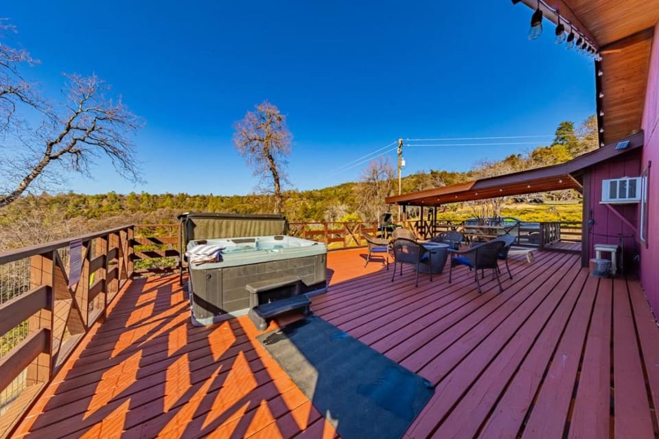 10-acre Forest Villa, Single Floor, Hot tub, Patio House in Sierra Nevada