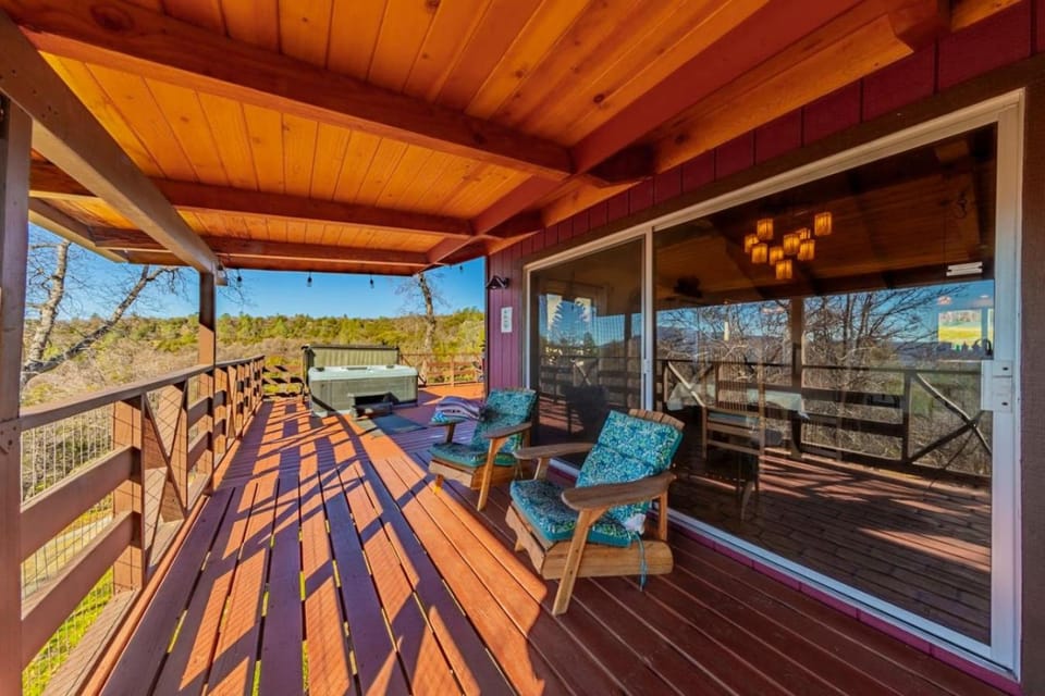 10-acre Forest Villa, Single Floor, Hot tub, Patio House in Sierra Nevada