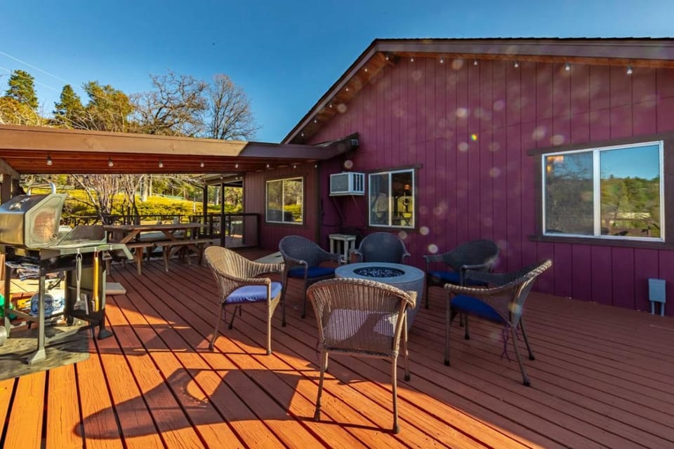 10-acre Forest Villa, Single Floor, Hot tub, Patio House in Sierra Nevada