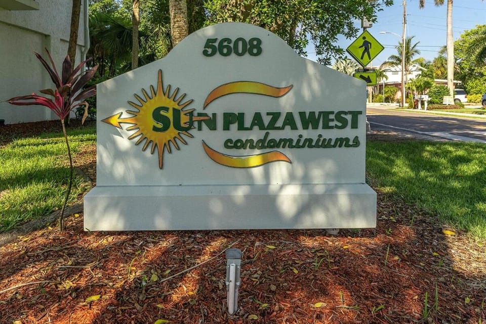 Sun Plaza by Coastal Chic Vacations - Private Beach Access with Pool and Tennis Apartment in Holmes Beach