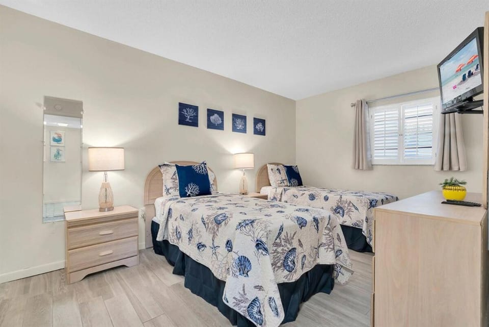 Sun Plaza by Coastal Chic Vacations - Private Beach Access with Pool and Tennis Apartment in Holmes Beach