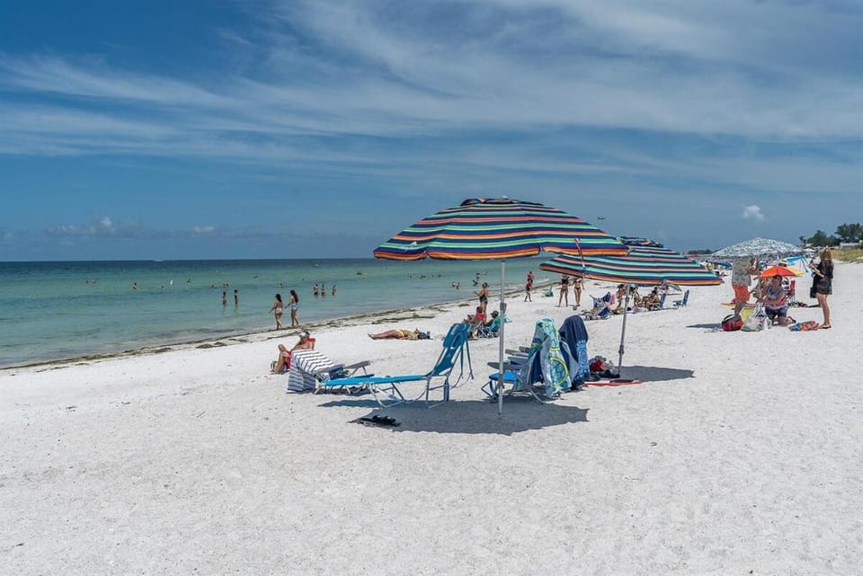 Sun Plaza by Coastal Chic Vacations - Private Beach Access with Pool and Tennis Apartment in Holmes Beach