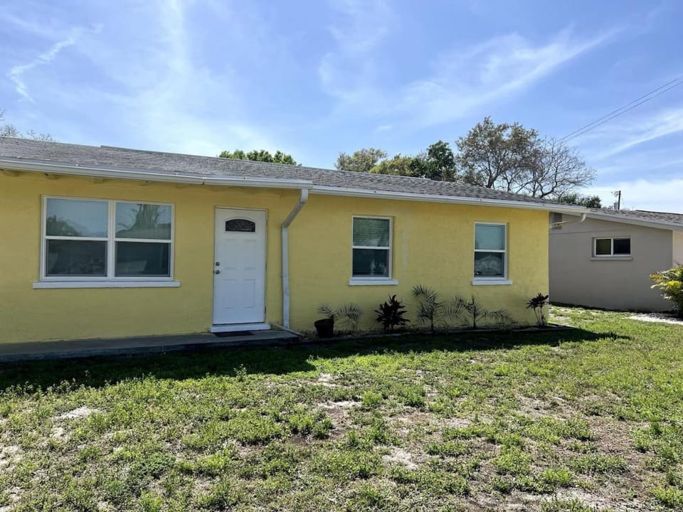 Peaceful Oasis 7 Min to Siesta Key House in Florida