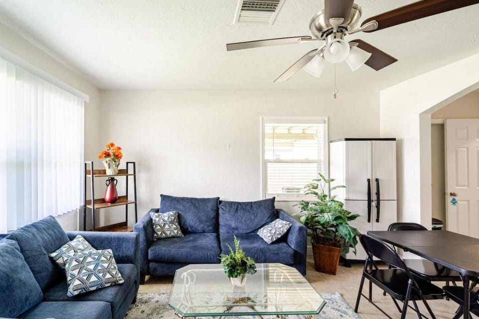 Cozy Coastal Paradise On Siesta Key 7 mins to beach House in Florida