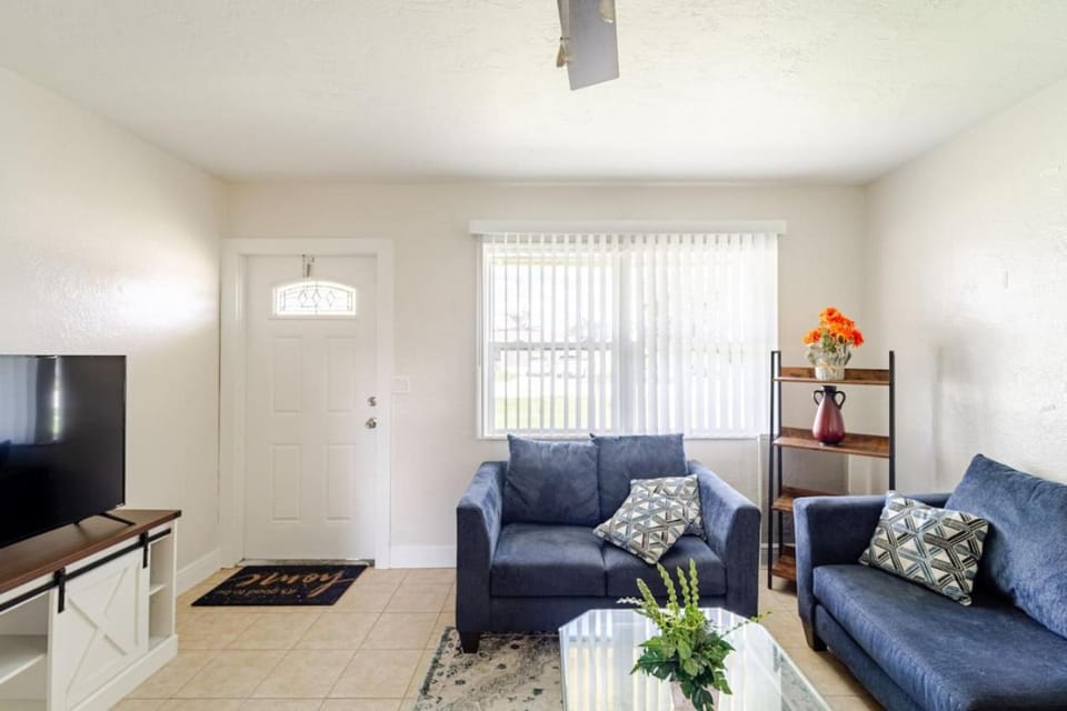 Cozy Coastal Paradise On Siesta Key 7 mins to beach House in Florida