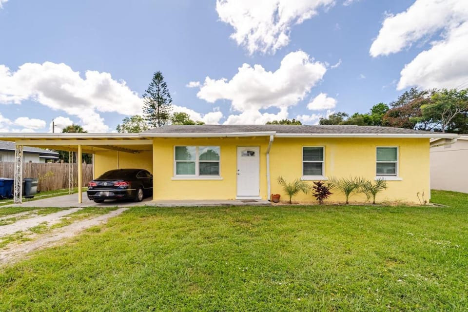 Cozy Coastal Paradise On Siesta Key 7 mins to beach House in Florida