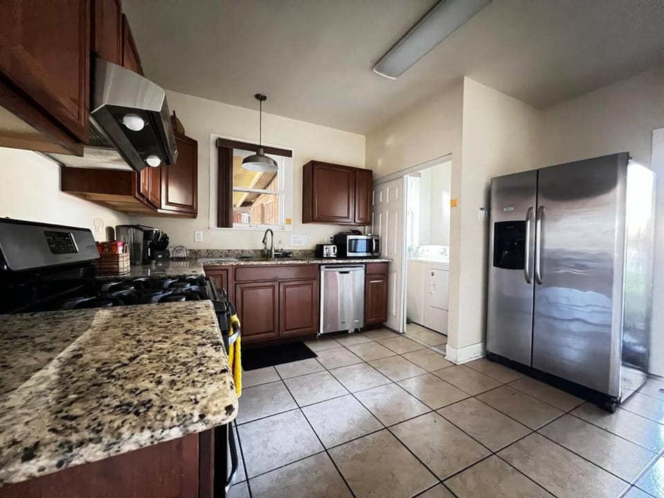 Spacious Room in shared home 9 Min to Convention Center House in San Antonio