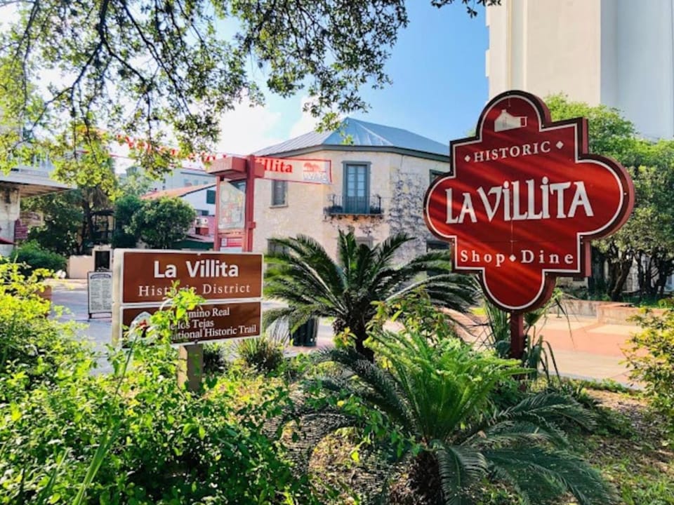 Spacious Room in shared home 9 Min to Convention Center House in San Antonio