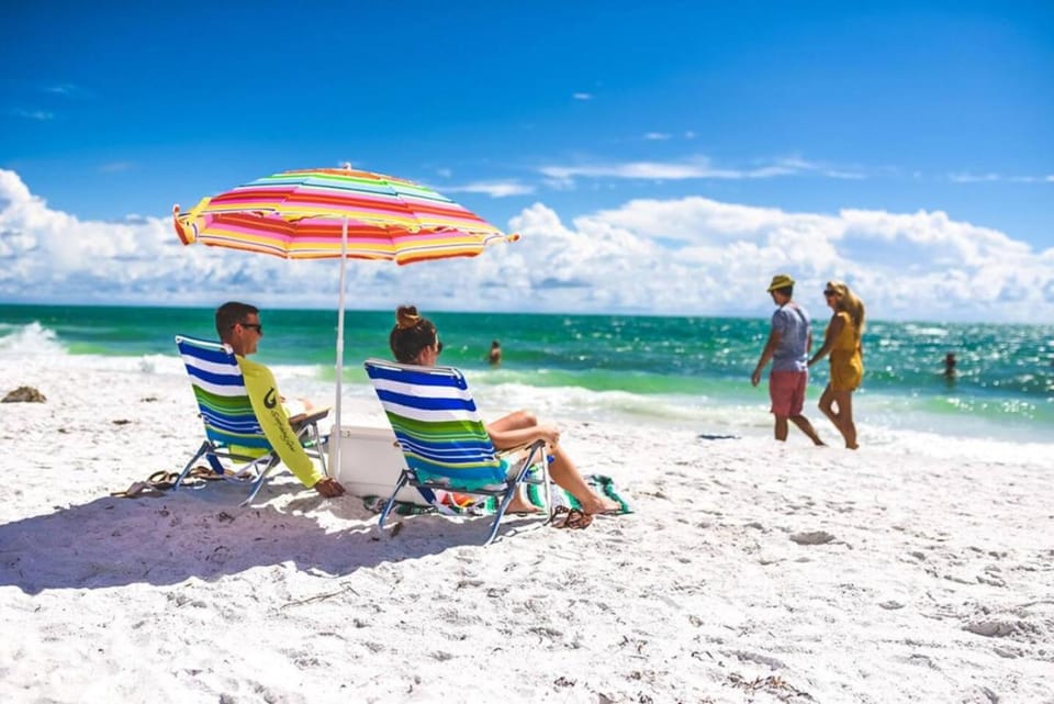 Quiet Cottage Walk to Siesta Key Relax Or WORK Country House in Florida