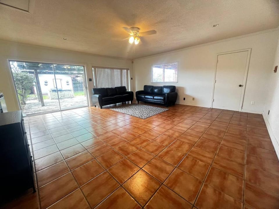 Beautiful room in shared home House in Leon Valley