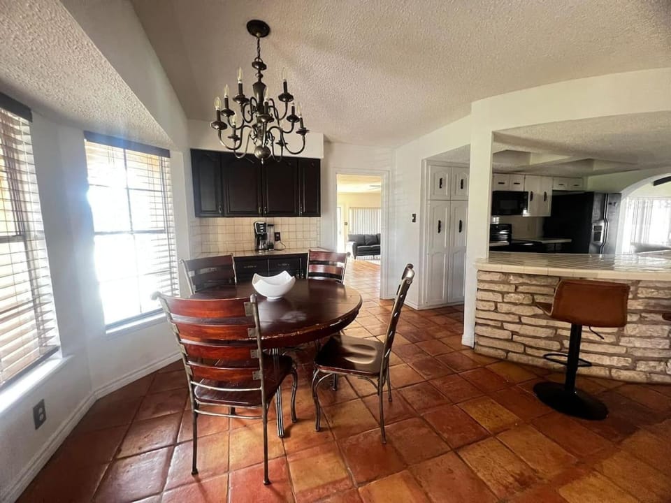 Beautiful room in shared home House in Leon Valley