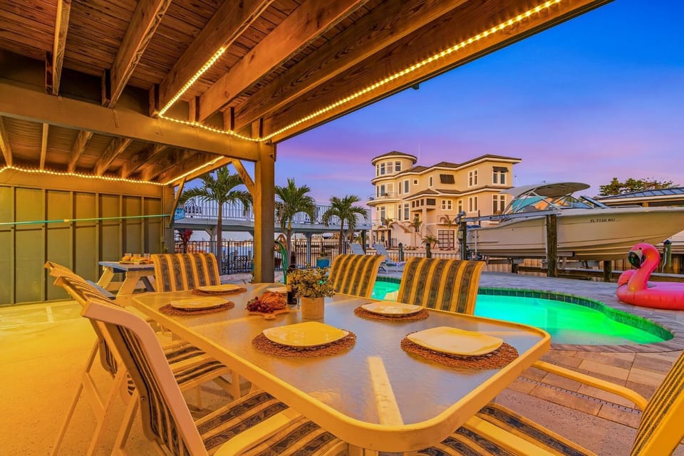Gulf Access, Heated Pool, Grill & Lanai Primo Getaway Roelens House in Estero Island