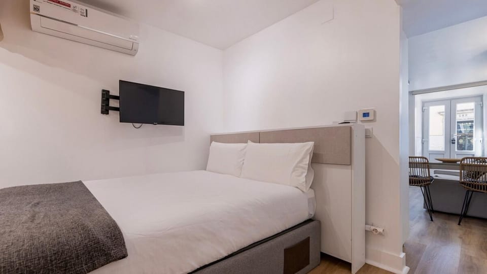 Bed, TV and multimedia, air conditioner