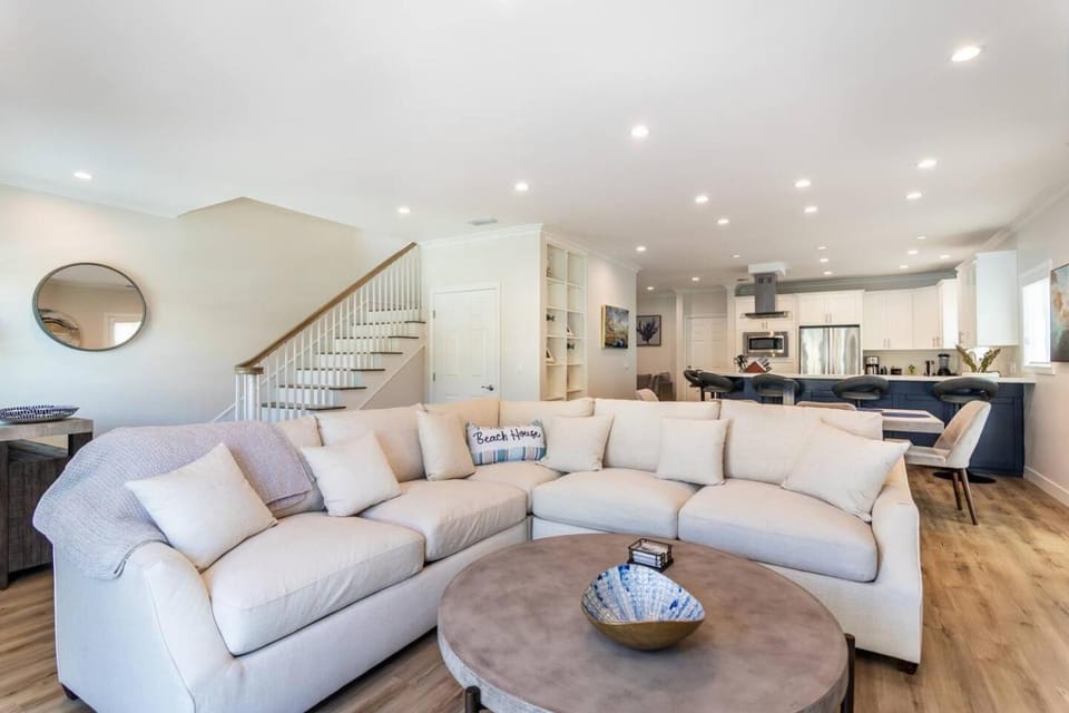 Living room, Seating area, Family