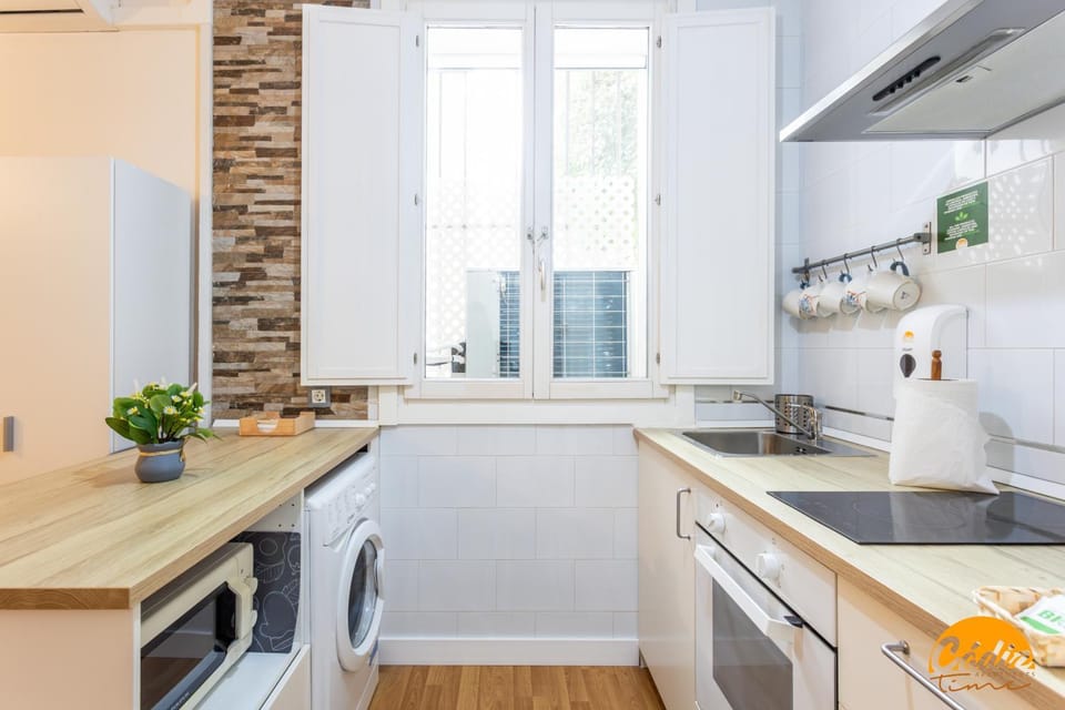 Kitchen or kitchenette, Dining area, heating, oven, stove, washing machine, air conditioner