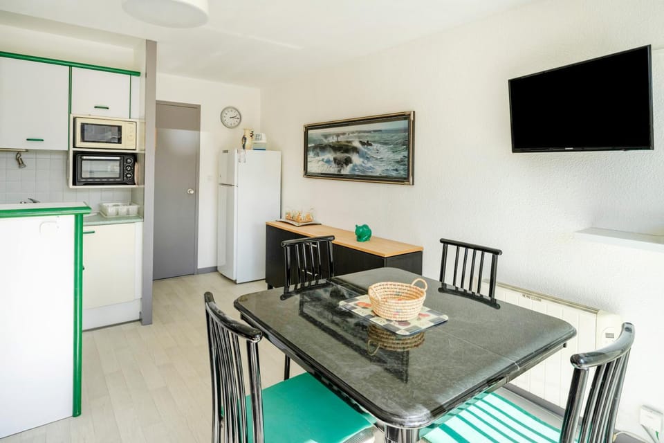 Property building, Kitchen or kitchenette, Living room