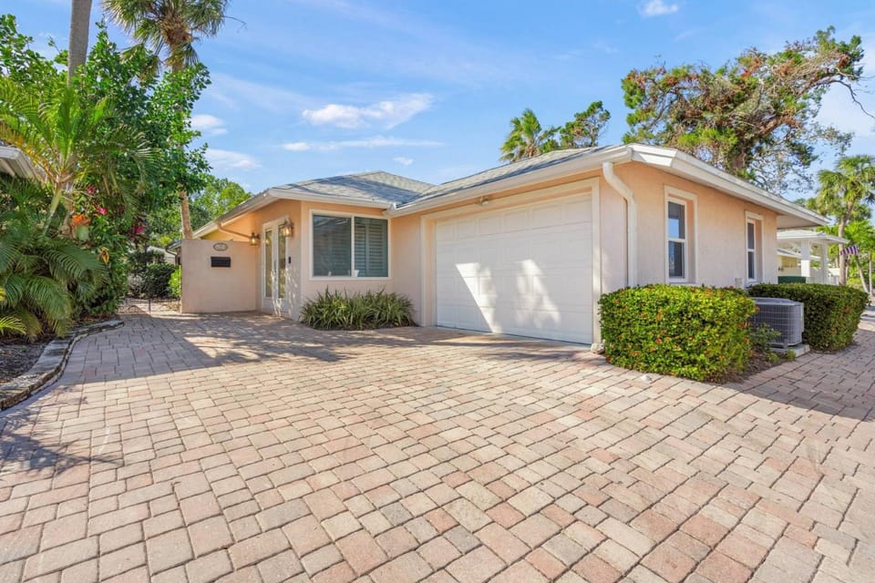 Siesta Villa Whispering Palms House in Siesta Beach