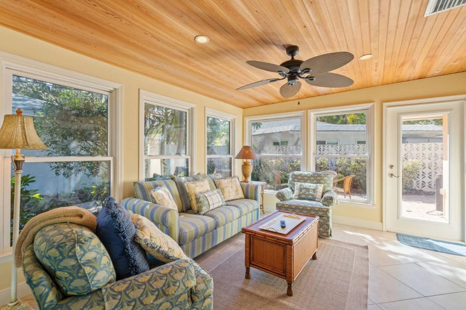 Siesta Villa Whispering Palms House in Siesta Beach