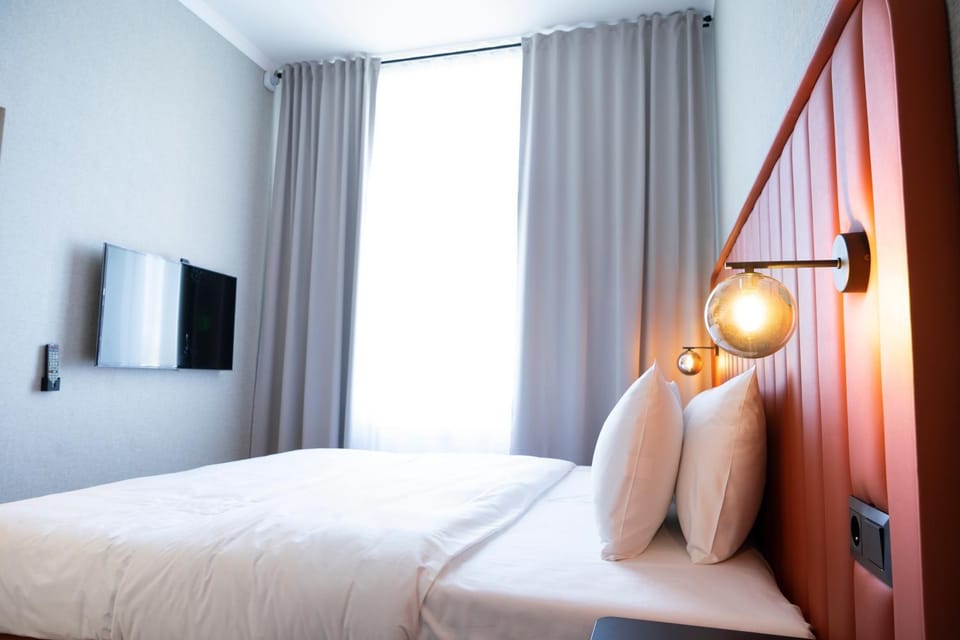 Bed, TV and multimedia, Bedroom