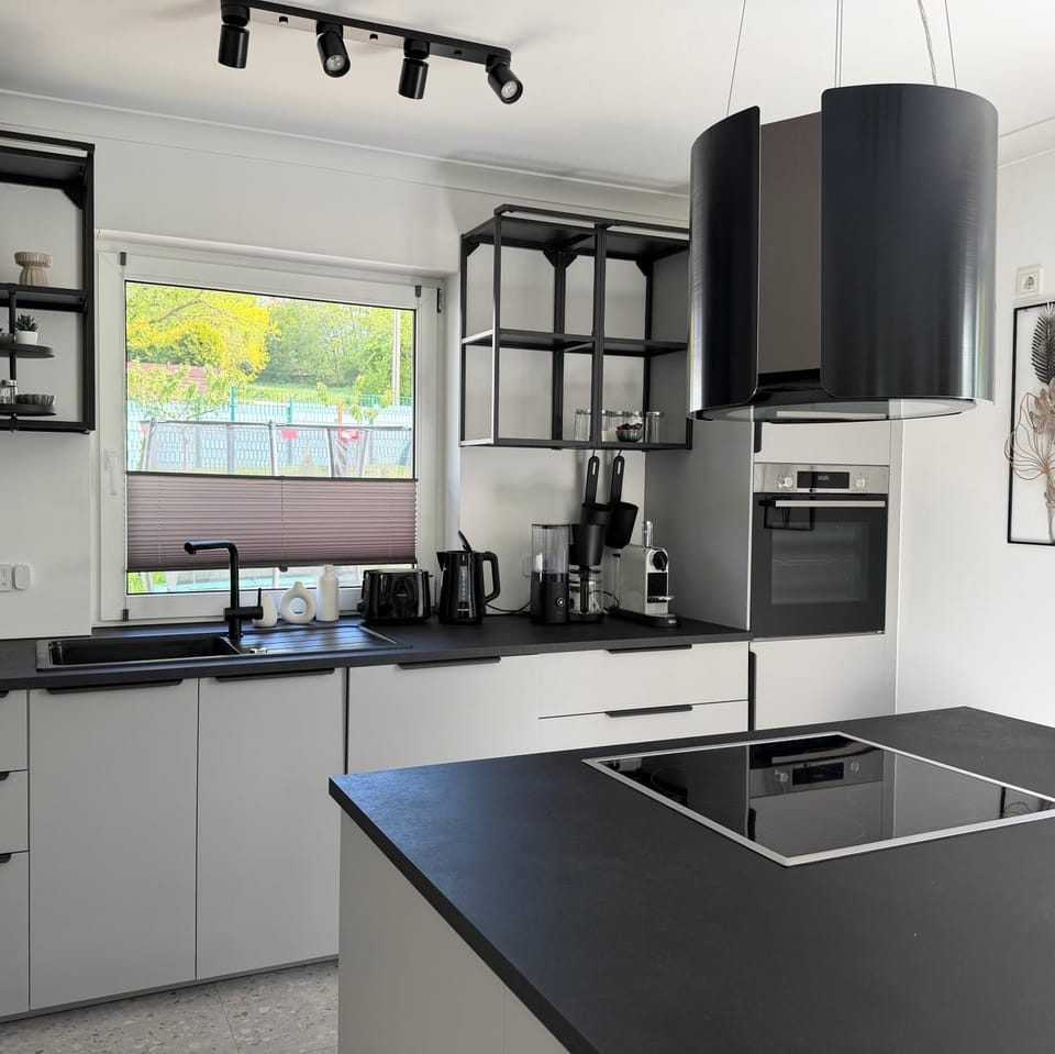 Coffee/tea facilities, Kitchen or kitchenette, dishwasher, stove, toaster
