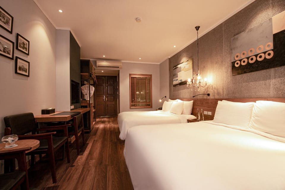 Bed, Photo of the whole room, Seating area