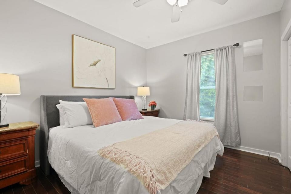 Bed, Photo of the whole room, Decorative detail, Bedroom