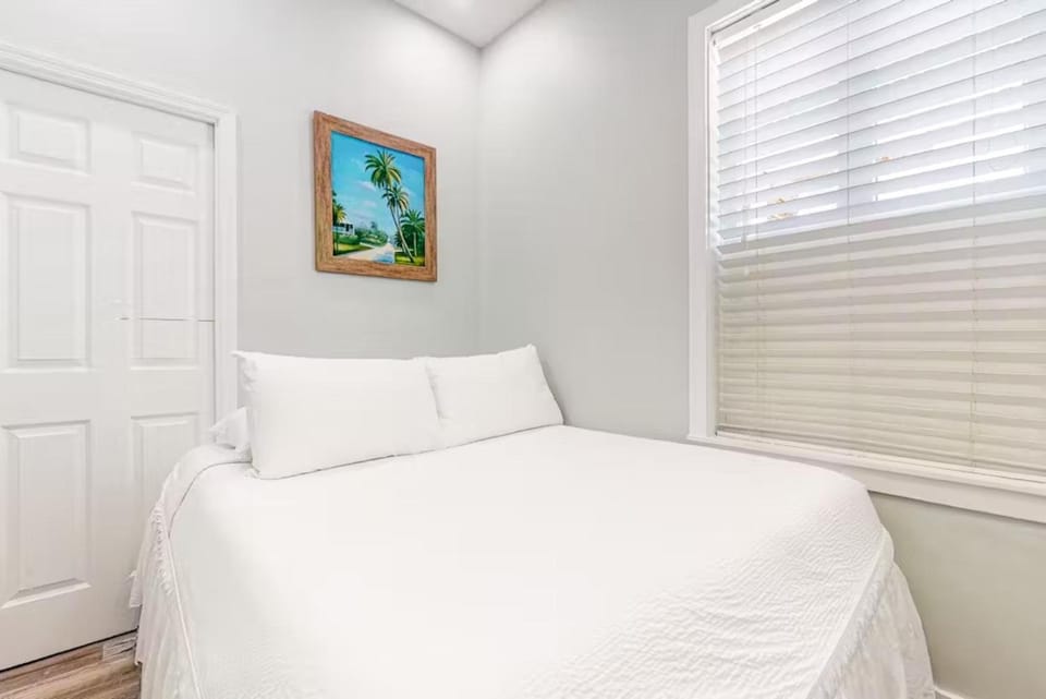 Holly's Hideaway - Truman @ Duval Unit D Apartment in Key West