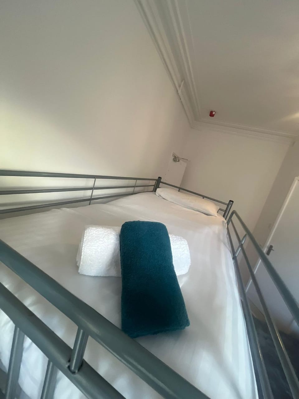 Bed, Bedroom, bunk bed, towels