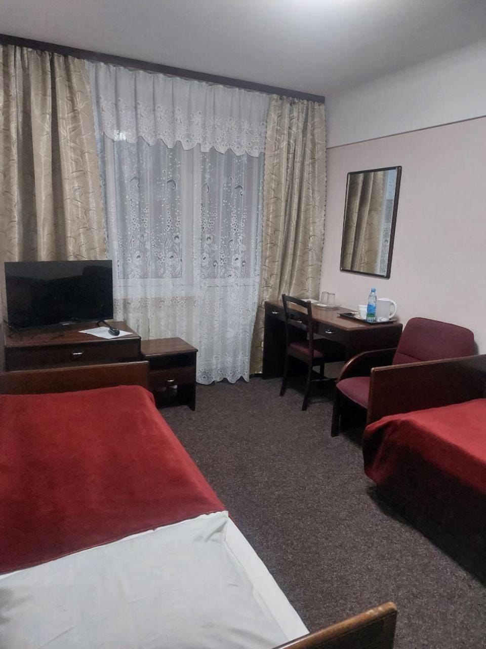 Bed, TV and multimedia, Living room, Photo of the whole room, Seating area, Bedroom