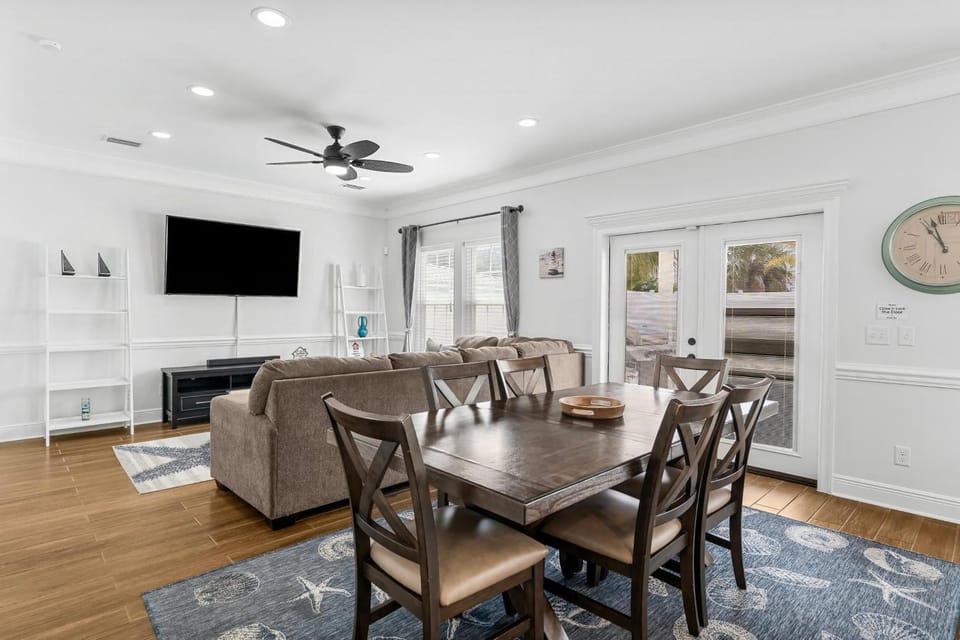 TV and multimedia, Living room, Seating area, Dining area