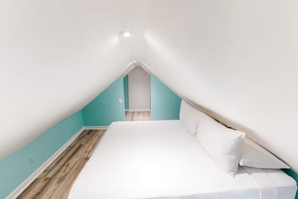 Abbey's Attic - Truman @ Duval Unit E Apartment in Key West