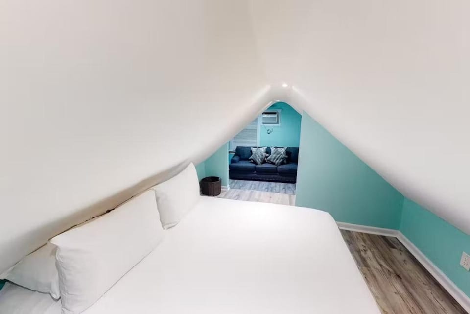 Abbey's Attic - Truman @ Duval Unit E Apartment in Key West