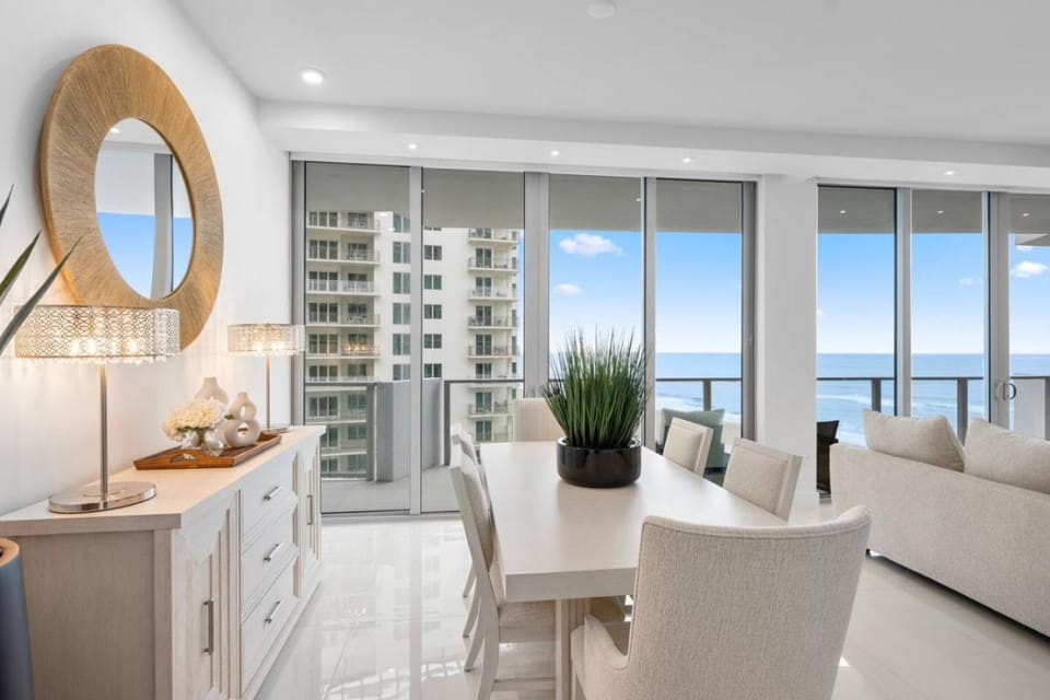West Palm Beach area Oceanfront High-Rise Condo House in Riviera Beach