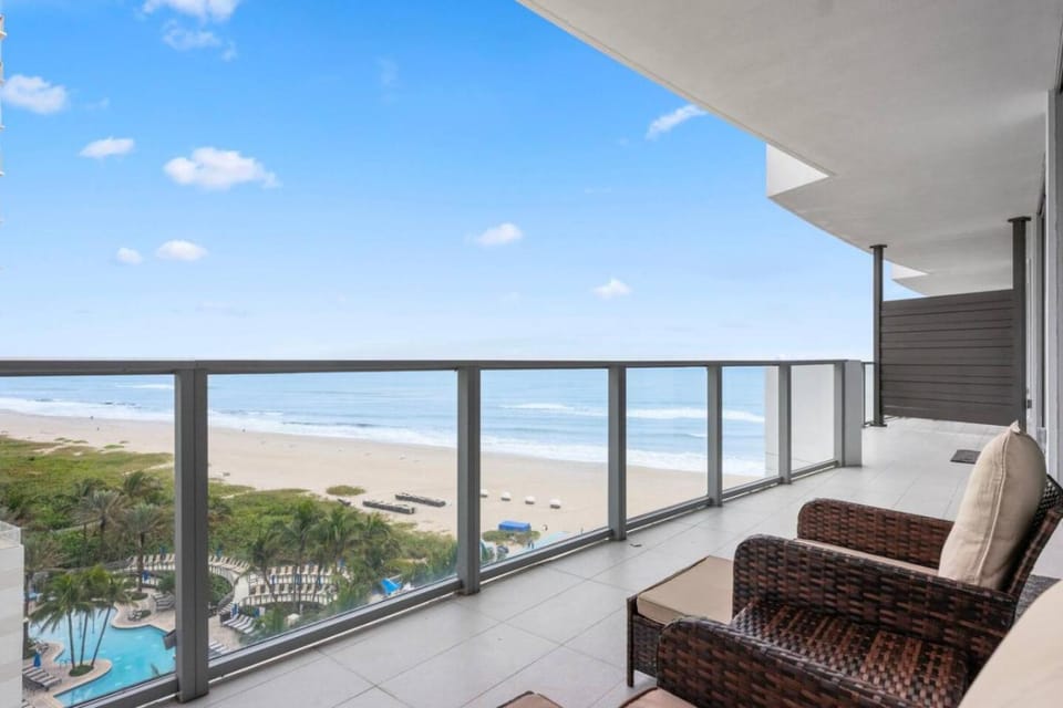 West Palm Beach area Oceanfront High-Rise Condo House in Riviera Beach
