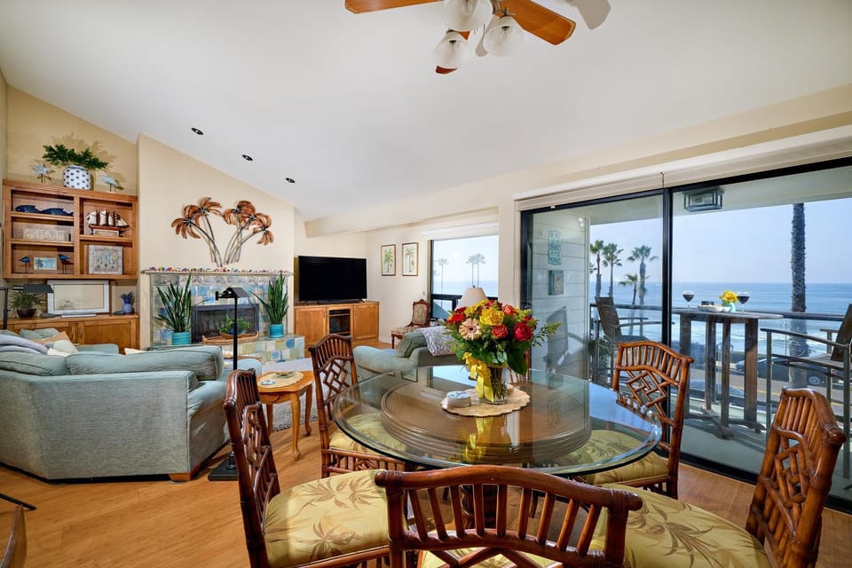 Living room, Seating area, Dining area, Sea view
