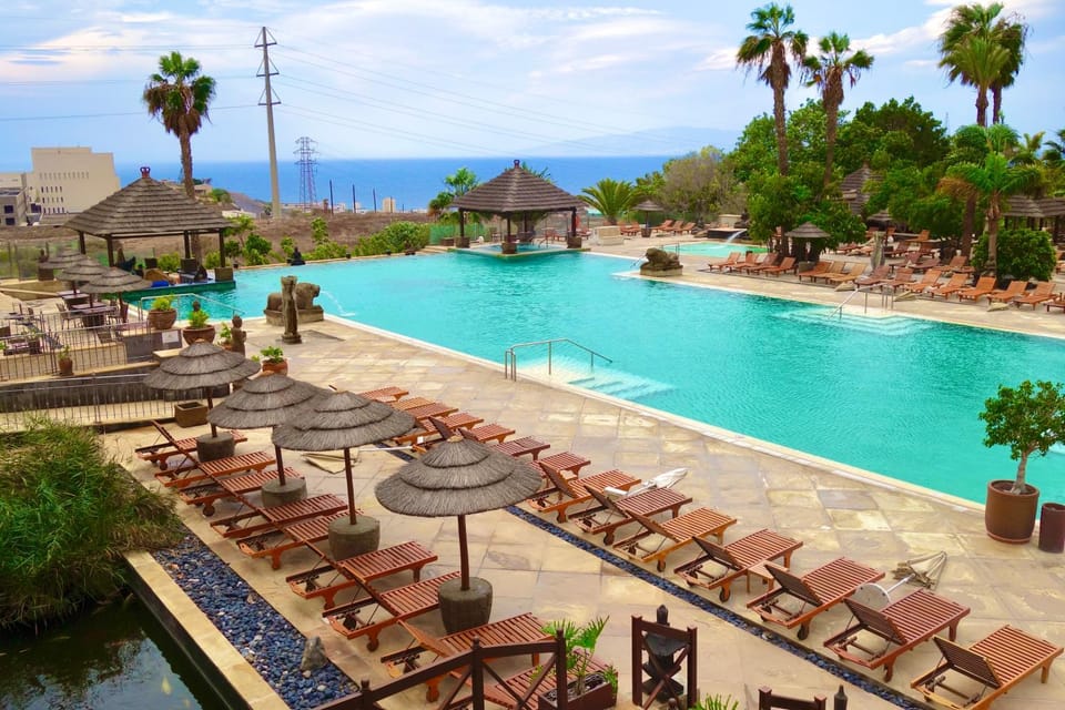 Pool view, Swimming pool, sunbed