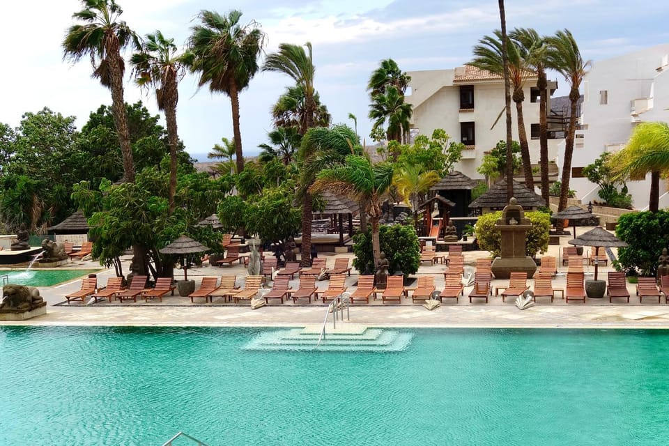 Pool view, Swimming pool, sunbed