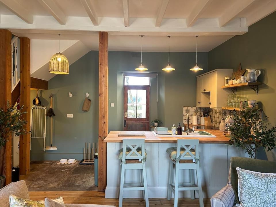 Kitchen or kitchenette, Seating area