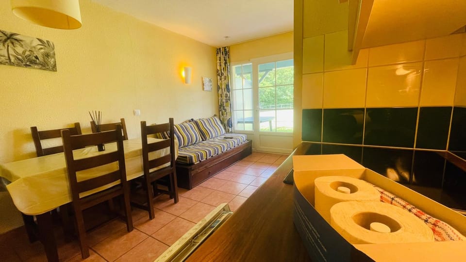 Kitchen or kitchenette, Lounge or bar, Seating area, Dining area, Meals, stove, stove, kitchen, kitchen