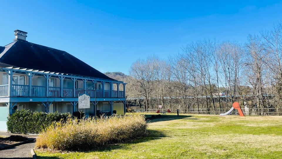 Property building, Spring, Day, Natural landscape, Summer, Garden, Garden, Garden view