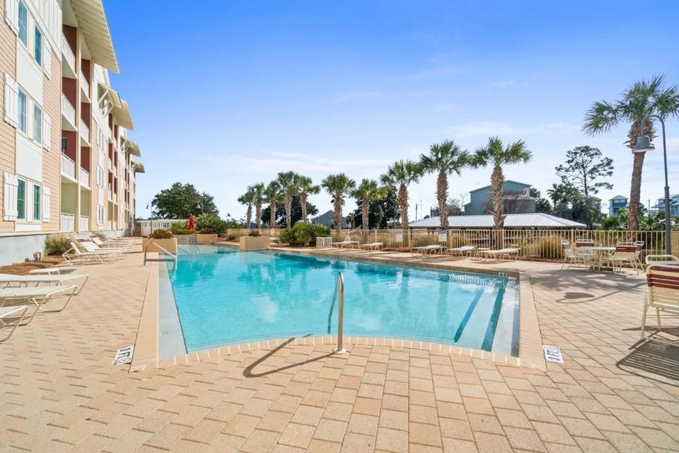 Property building, Day, Natural landscape, Balcony/Terrace, Pool view, Swimming pool, sunbed
