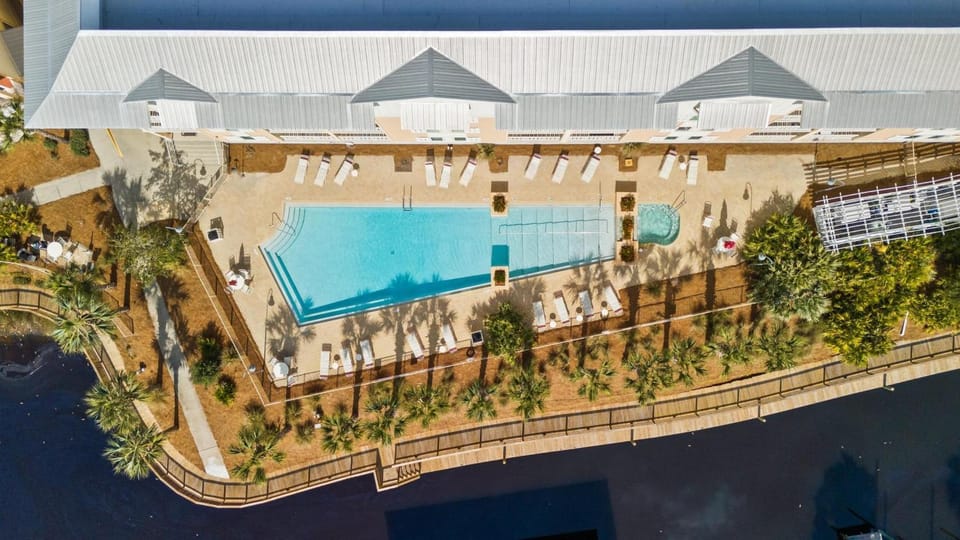 Property building, Day, Natural landscape, Balcony/Terrace, Pool view, Swimming pool