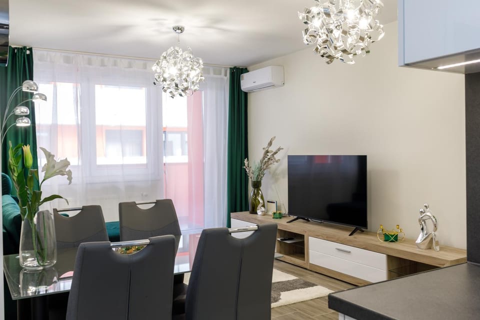 Communal lounge/ TV room, TV and multimedia, Living room, Seating area, Evening entertainment