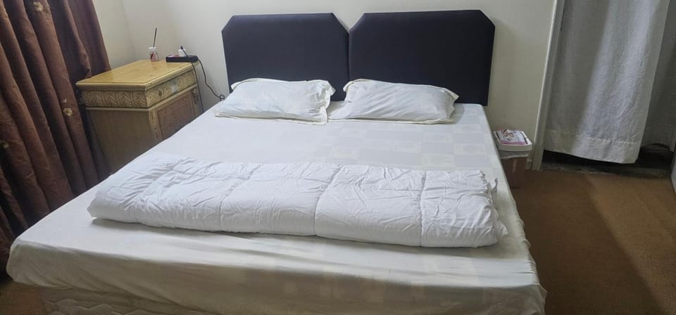 Hindi & Urdu Speak only Men Bed and Breakfast in Al Sharjah