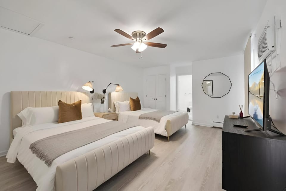 Bed, TV and multimedia, Photo of the whole room, Bedroom