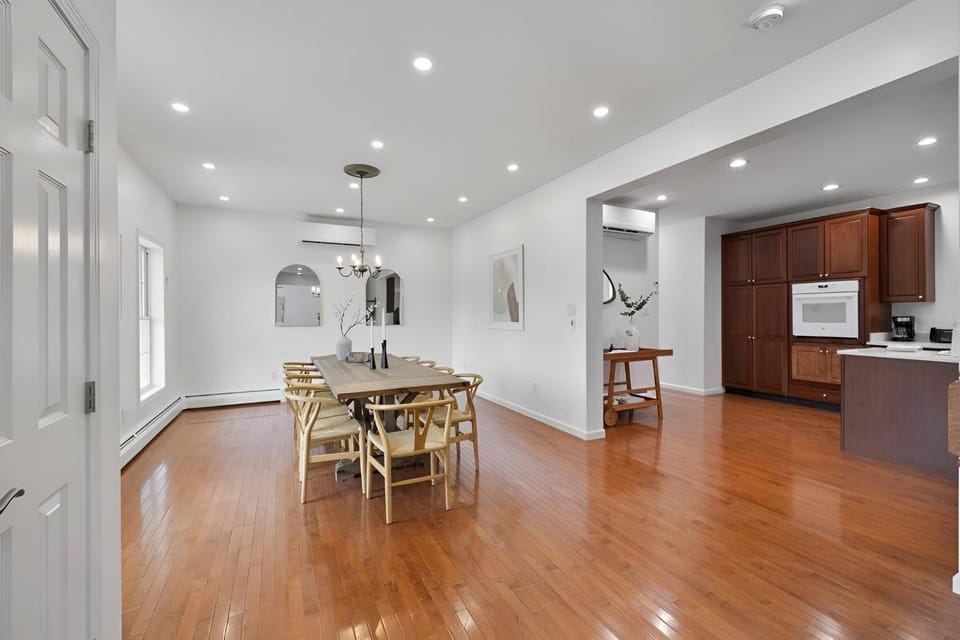 Kitchen or kitchenette, Dining area, minibar, oven, stove