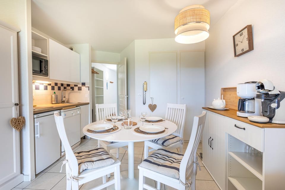 Property building, Kitchen or kitchenette, Living room