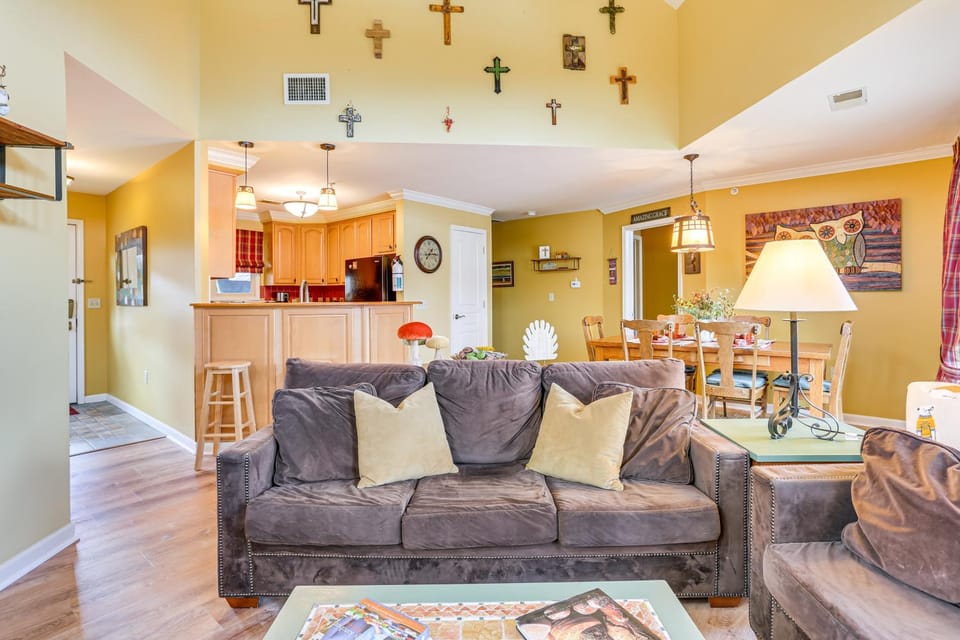 < 1 Mi to Mountain Creek Resort: Condo w/ Balcony House in Vernon Township